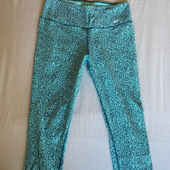 Nike Capri Dri-fit Leggings - Picture 2 of 5